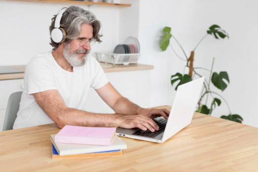 Senior sur ordinateur