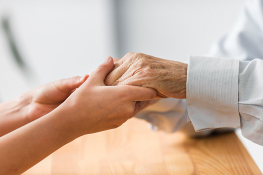 Infirmière qui tient un senior dans les mains